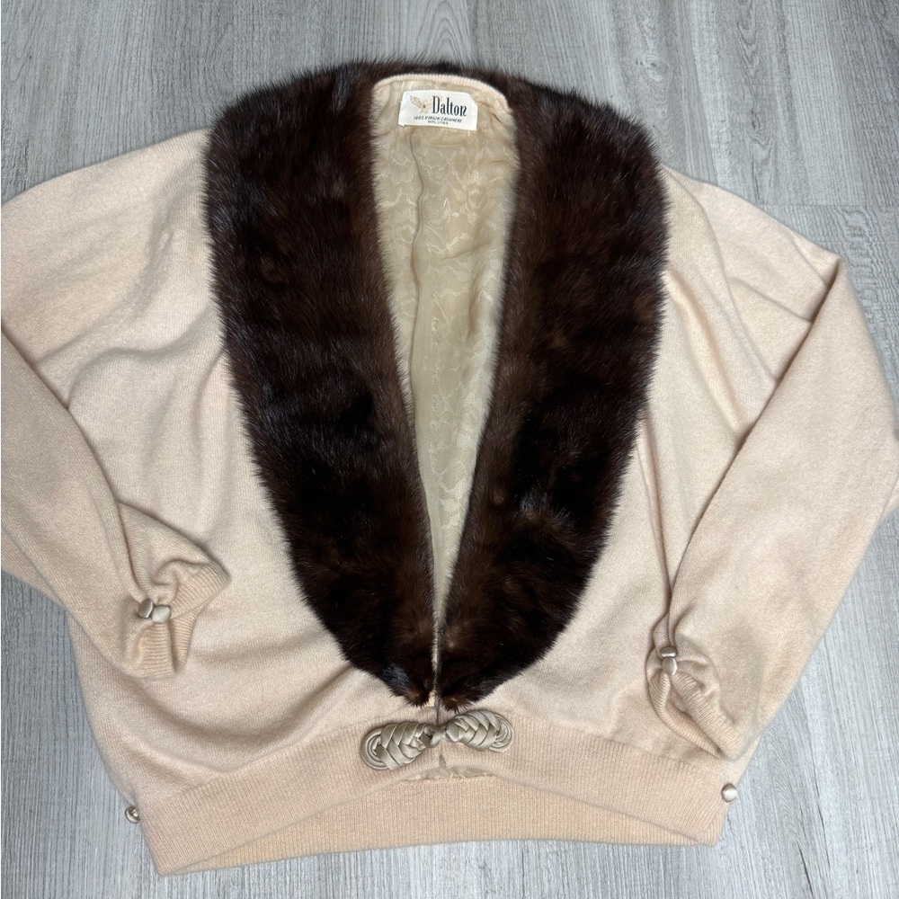 Vintage Beige Cardigan with removable Fur Collar